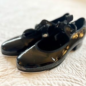 Girls black tap dance shoes 🎩